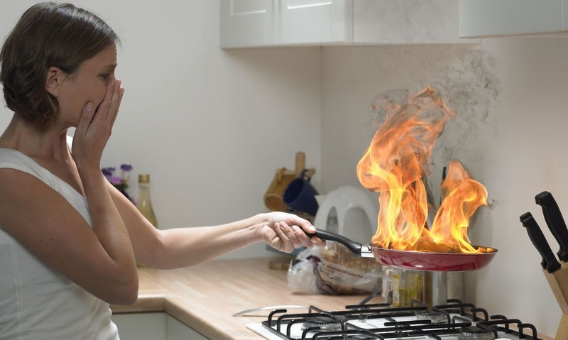 Пожарная охрана Колпинского района напоминает: чтобы приготовление пищи не привело к возникновению пожара, не стоит забывать об элементарных правилах пожарной безопасности на кухне!